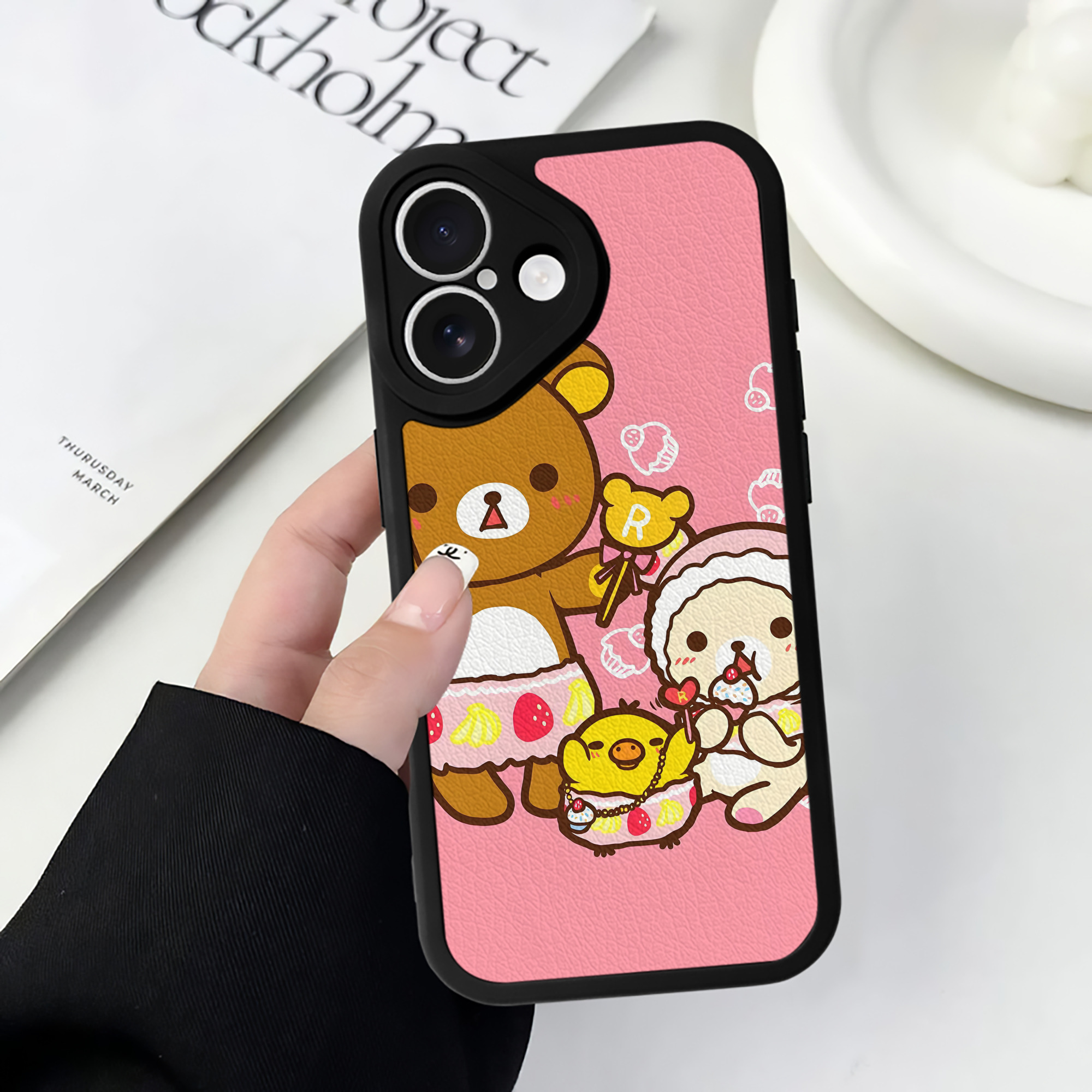 （画像用） リラックマ リラックマ キイロイトリ Rilakkuma Korilakkuma Kiiroitori 【iPhone 16シリーズ対応】シリコンスマホケース（レザー調） 材質：シリコン